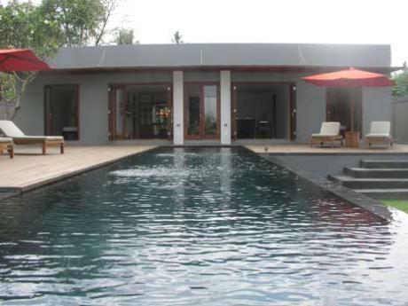 Boxhouse 1 - swimming pool Bali Real Estate