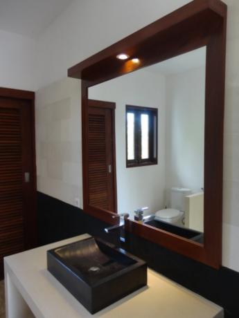 Shared bathroom between the 2 bedrooms on the first floor. Bali Real Estate