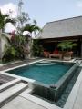 Villa Padi Swimming pool with dining in the back