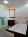 Freehold villa in central Sanur Master bathroom